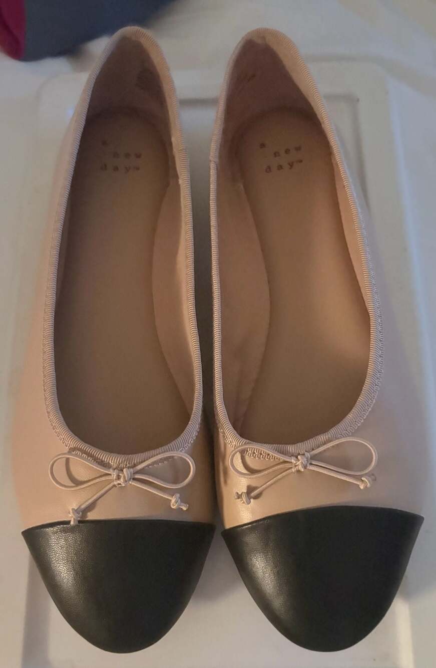 A New Day Beige and Black Cap Toe Ballet Flats Size 8 - Picture 5 of 8
